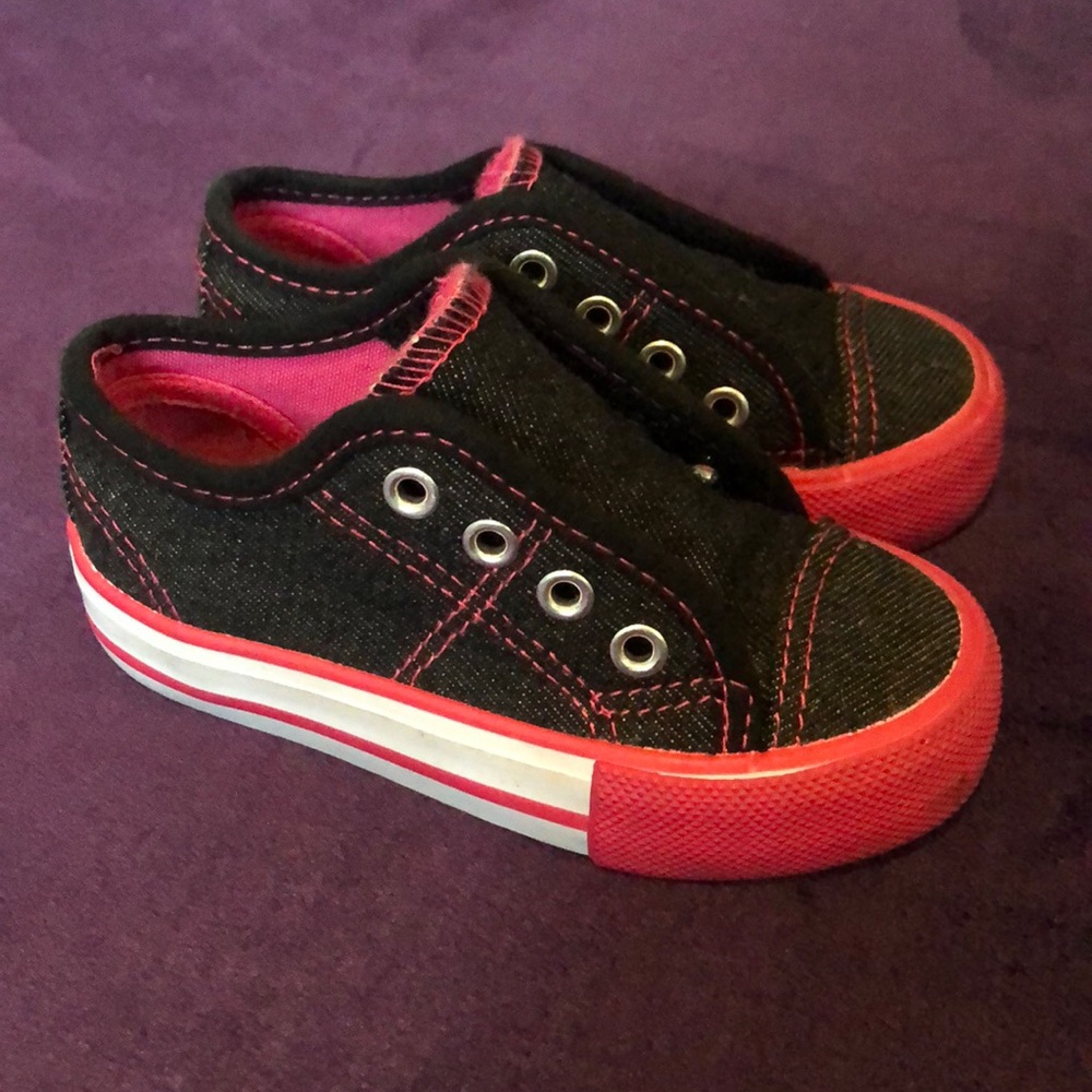 Kids size 6 shoes